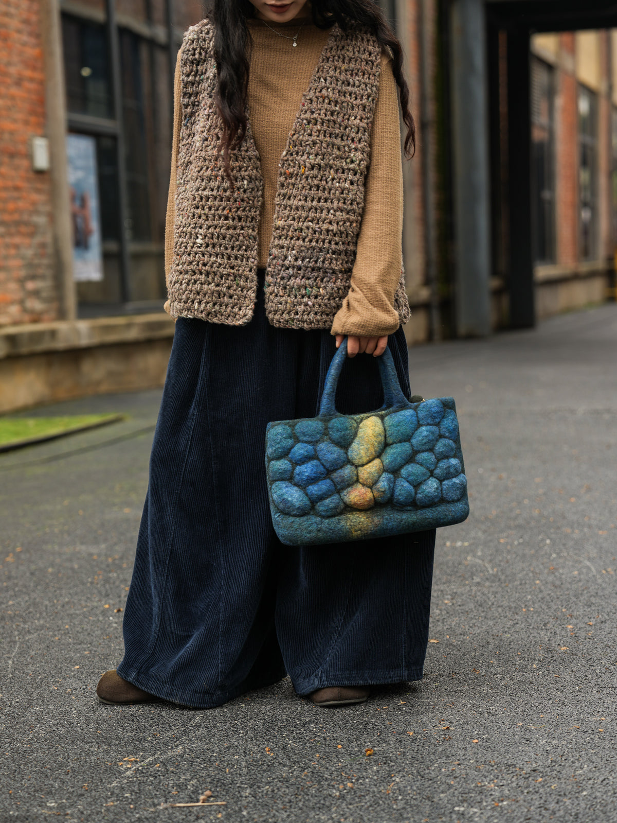 Pebbles Studio Bag, handmade wet-felted wool, lifestyle photo 10