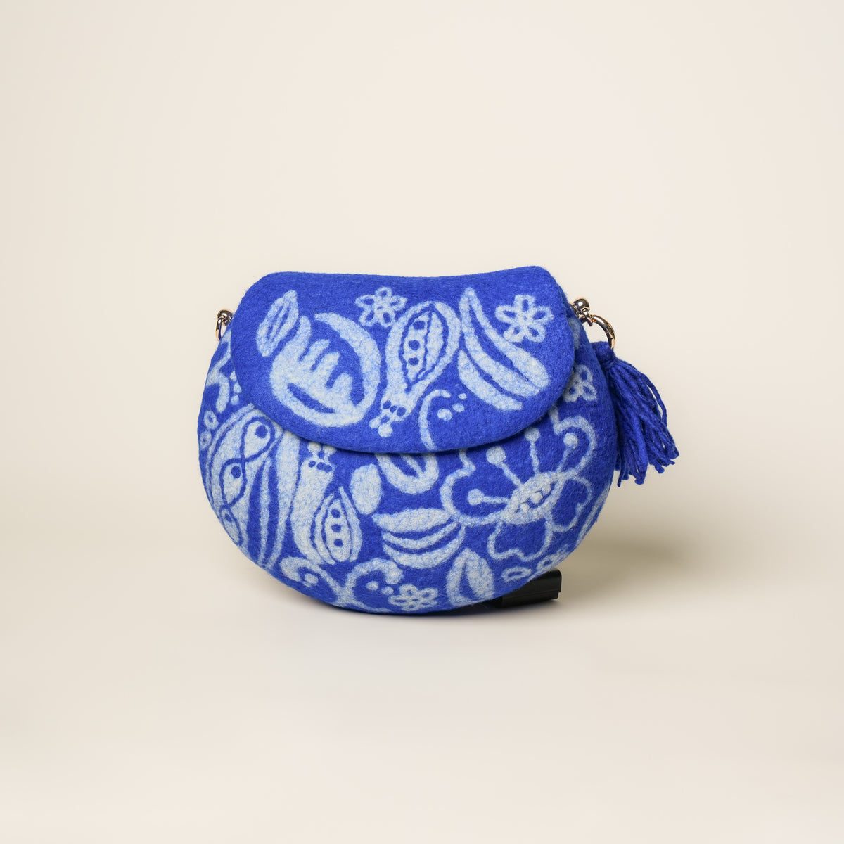 Mare Saddle Bag by Frida Åberg, handmade wet-felted wool, studio photo 1